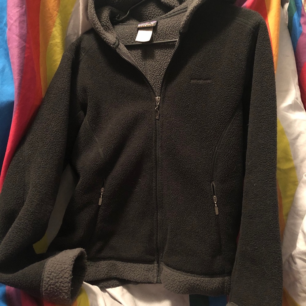 PATAGONIA BLACK AND GREY SYNCHILLA FLEECE JACKET WOMENS LARGE, normal cuff wear